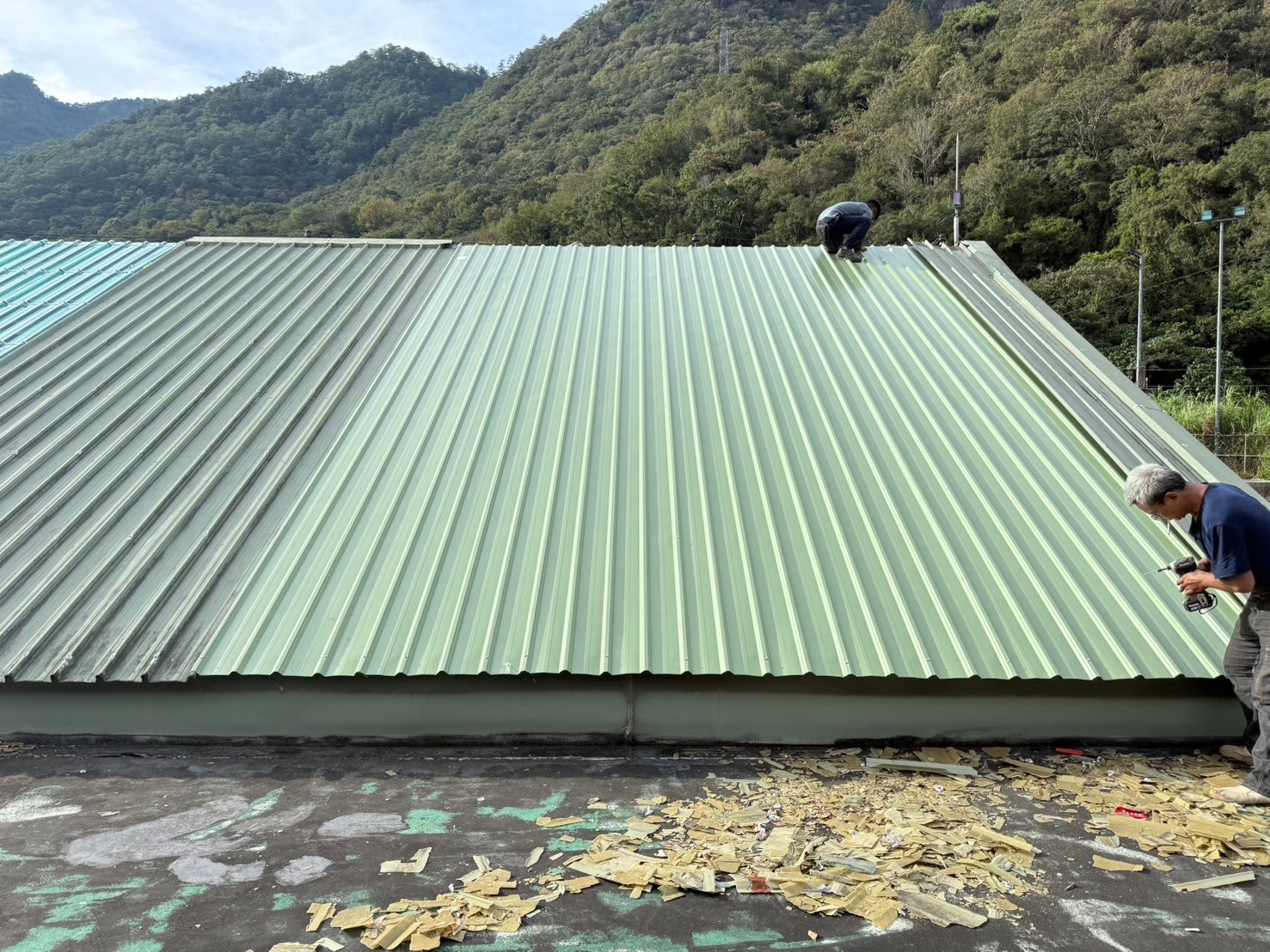 屋頂舊浪板更換